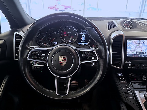 Porsche Cayenne 9 of 16