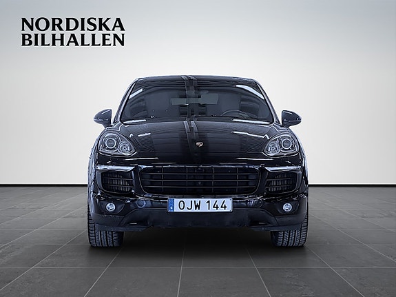 Porsche Cayenne 2 of 5