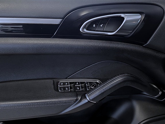 Porsche Cayenne 7 of 16