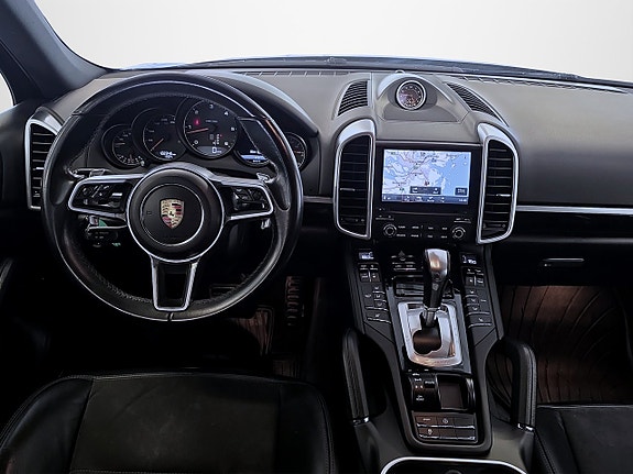 Porsche Cayenne 8 of 16