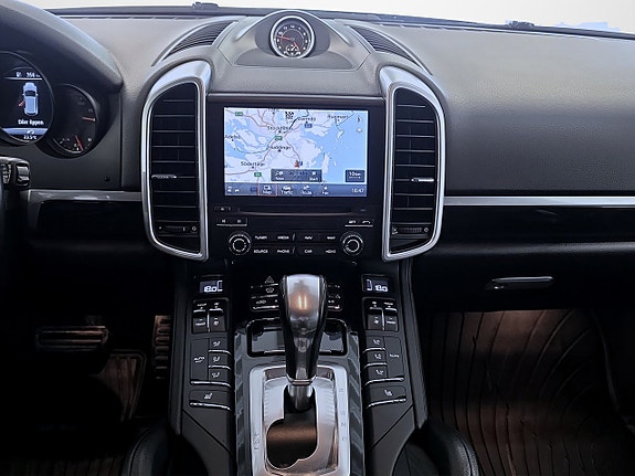Porsche Cayenne 10 of 16