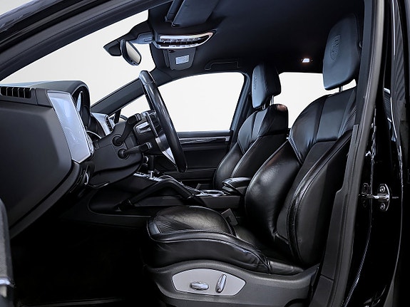 Porsche Cayenne 6 of 16