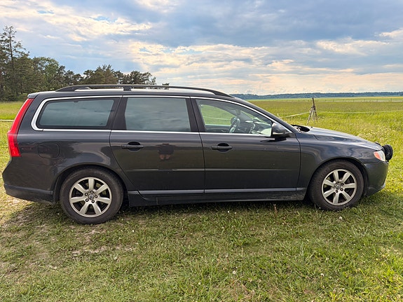 Volvo V70 2 of 5