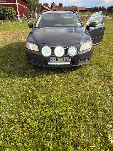 Volvo V70 3 of 5