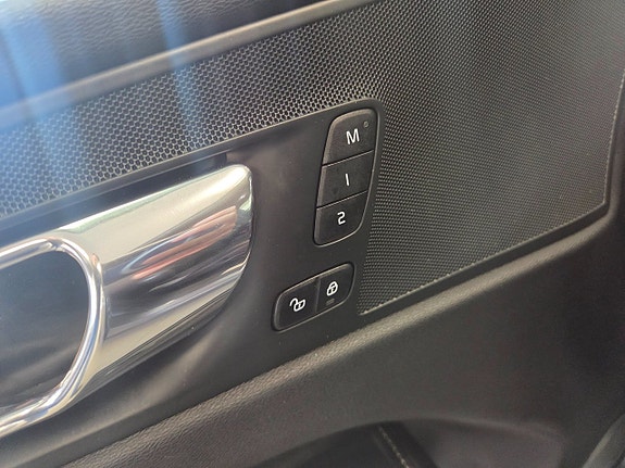 Volvo XC60 2 of 5