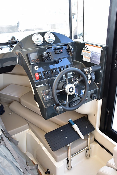 Quicksilver Captur 755 Pilothouse med den rätta motorn Mercury V6 200 hk 2 of 5