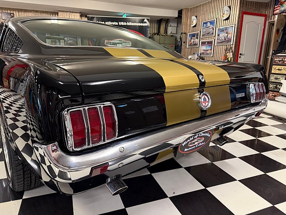 Ford Mustang 2 of 5