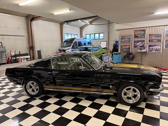 Ford Mustang 9 of 22