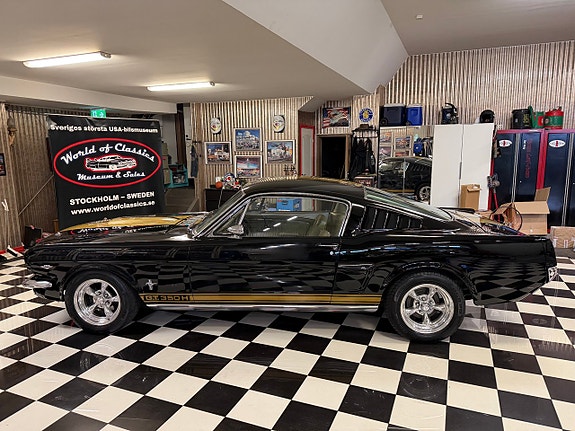 Ford Mustang 3 of 5