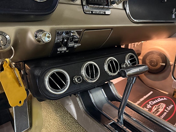 Ford Mustang 13 of 22