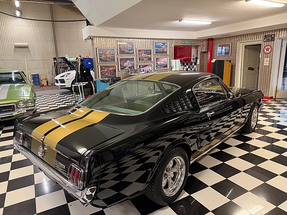 Ford Mustang 10 of 22