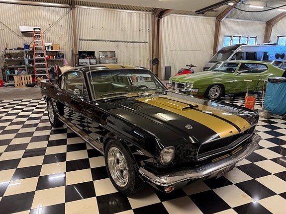 Ford Mustang 8 of 22