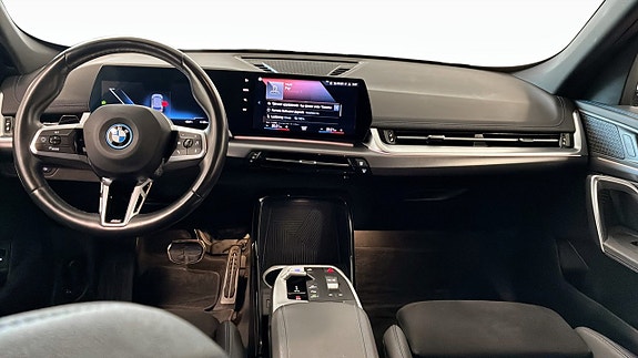 BMW iX1 4 of 5