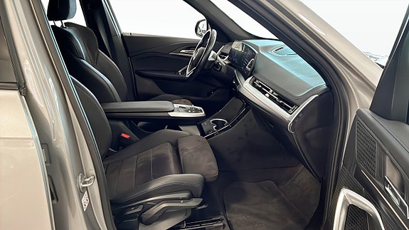 BMW iX1 3 of 5