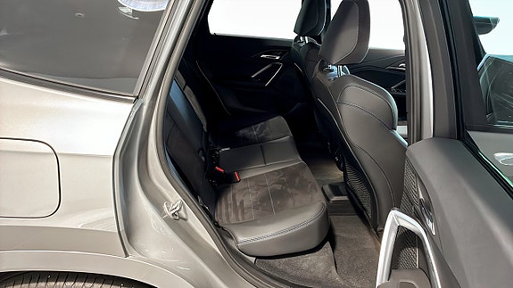 BMW iX1 5 of 5