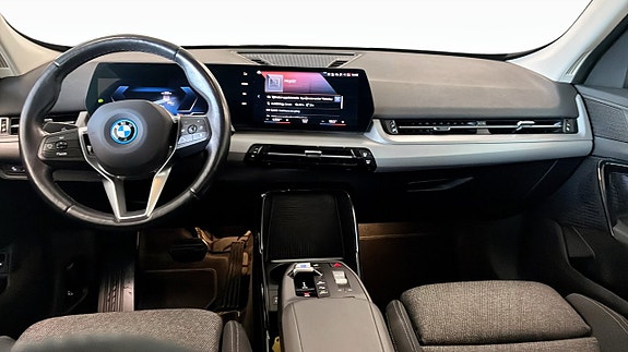 BMW iX1 4 of 5