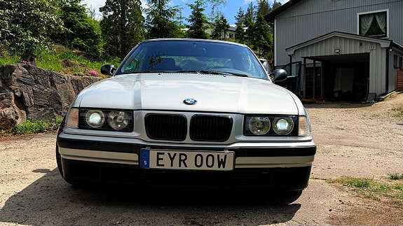 BMW 318i 3 of 5