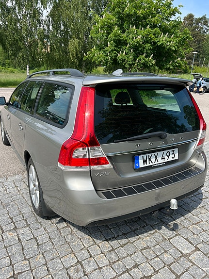 Volvo V70 3 of 5