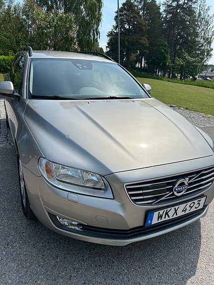 Volvo V70 2 of 5
