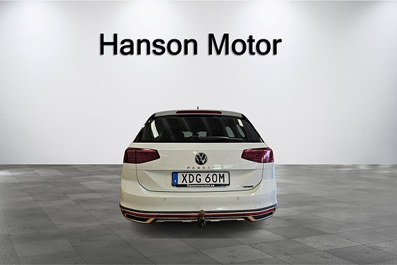 Volkswagen Passat Alltrack 3 of 5