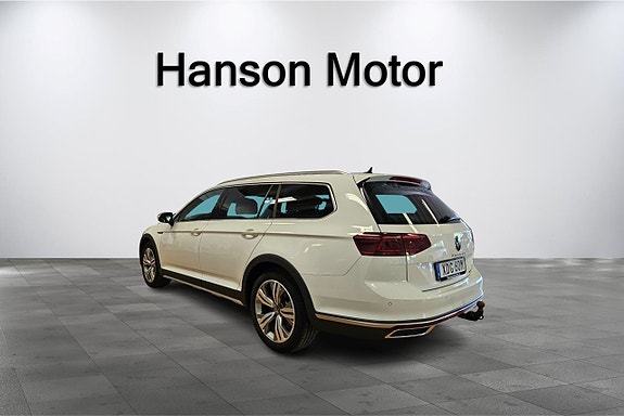Volkswagen Passat Alltrack 2 of 5