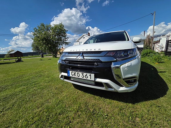 Mitsubishi Outlander 2 of 5
