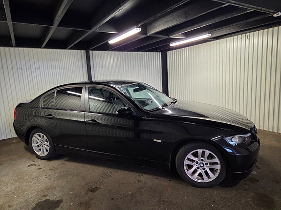 BMW 320i 2 of 5