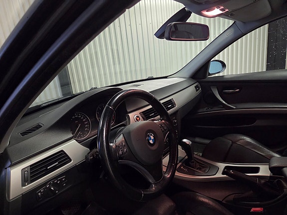BMW 320i 4 of 5
