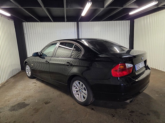 BMW 320i 3 of 5