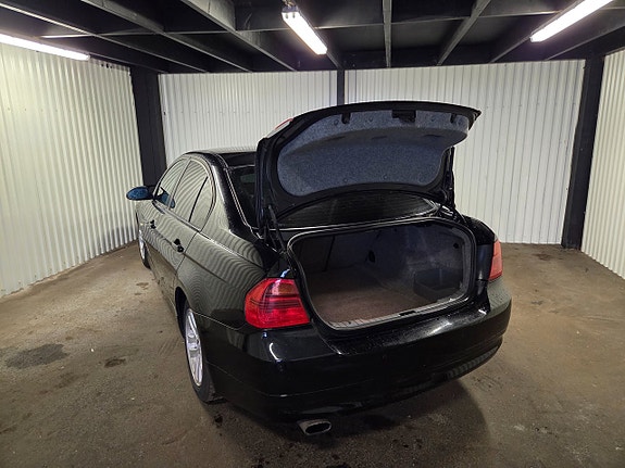 BMW 320i 10 of 11