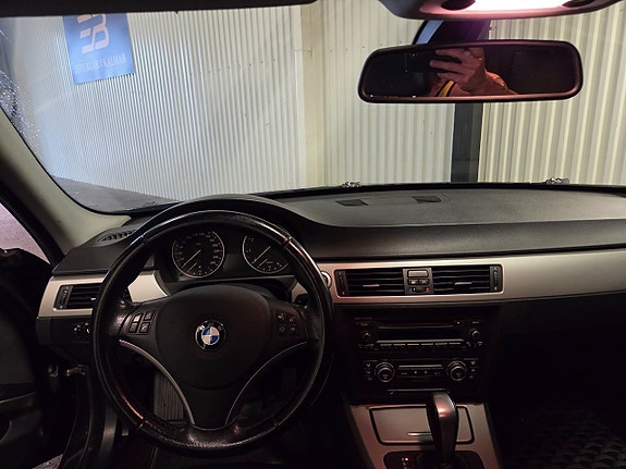 BMW 320i 11 of 11