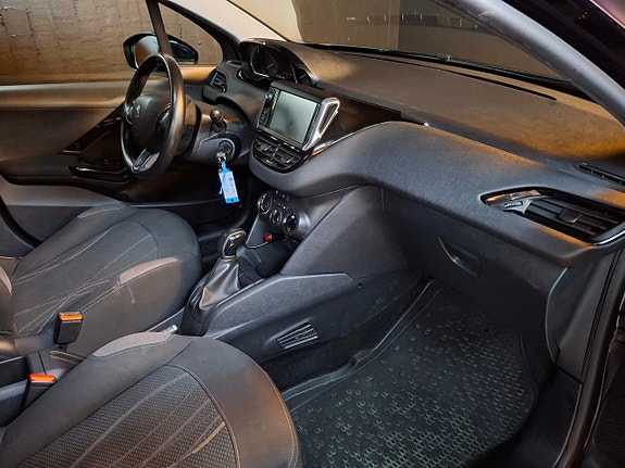 Peugeot 208 3 of 5