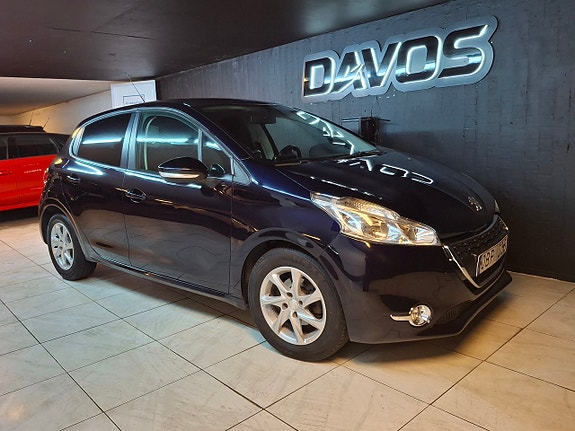 Peugeot 208 2 of 5