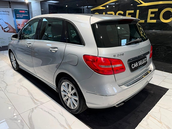 Mercedes-Benz B200 3 of 5