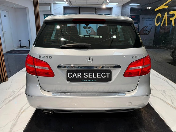 Mercedes-Benz B200 4 of 5