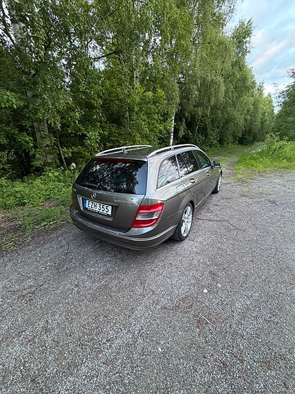 Mercedes-Benz C180 4 of 5