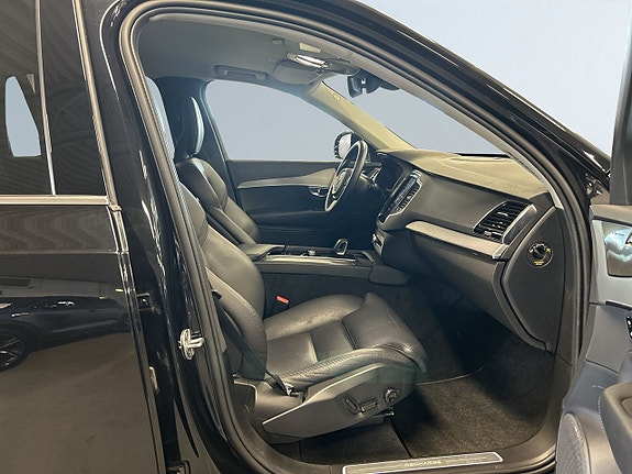Volvo XC90 10 of 27