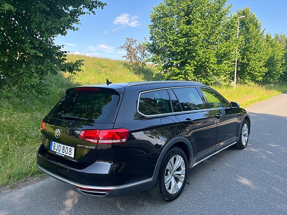 Volkswagen Passat Alltrack 3 of 5