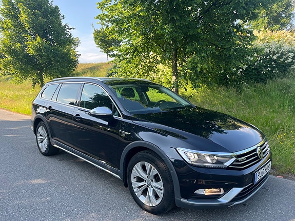 Volkswagen Passat Alltrack 2 of 5