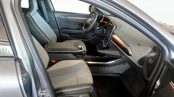 Renault Scenic E-Tech 3 of 5