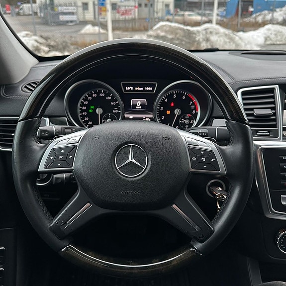 Mercedes-Benz GL450 29 of 30