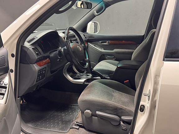 Toyota Land Cruiser 4 of 5