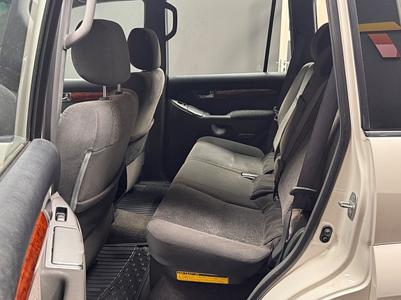Toyota Land Cruiser 5 of 5