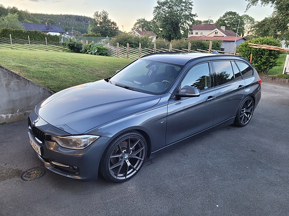 BMW 320d 3 of 5