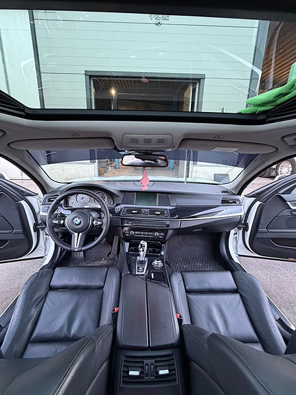 BMW 520d 3 of 5