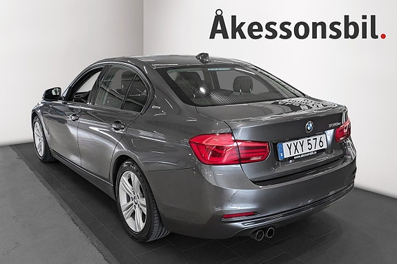BMW 330e 4 of 5