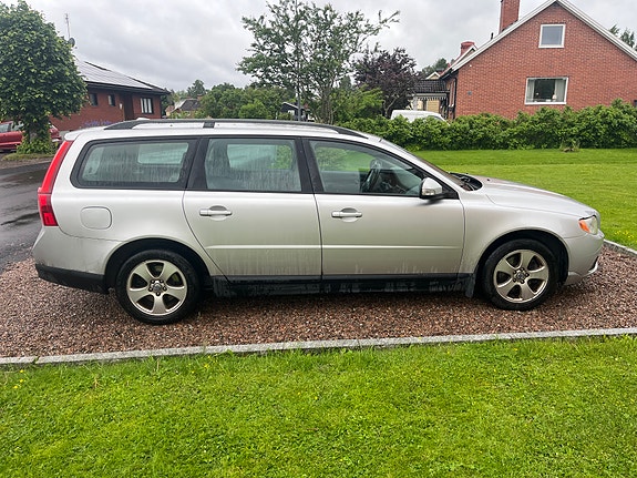 Volvo V70 3 of 5