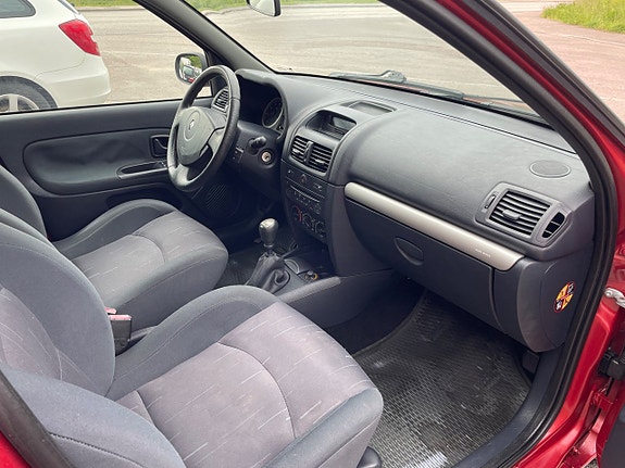 Renault Clio 8 of 12