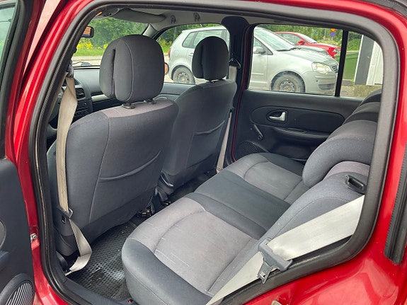 Renault Clio 11 of 12
