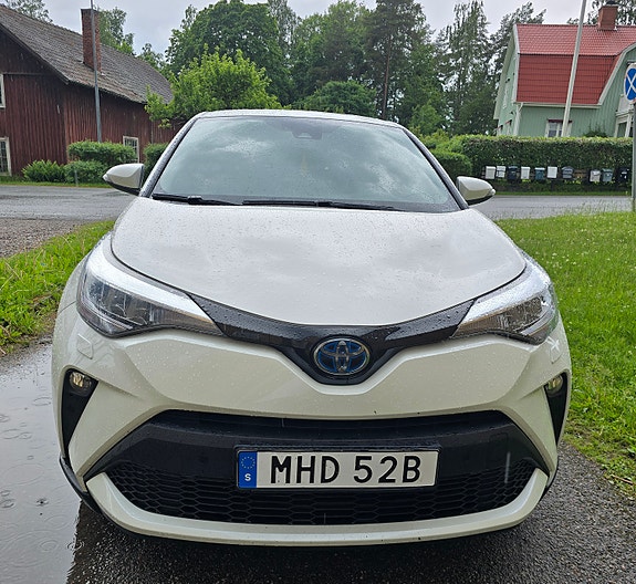 Toyota C-HR 3 of 5